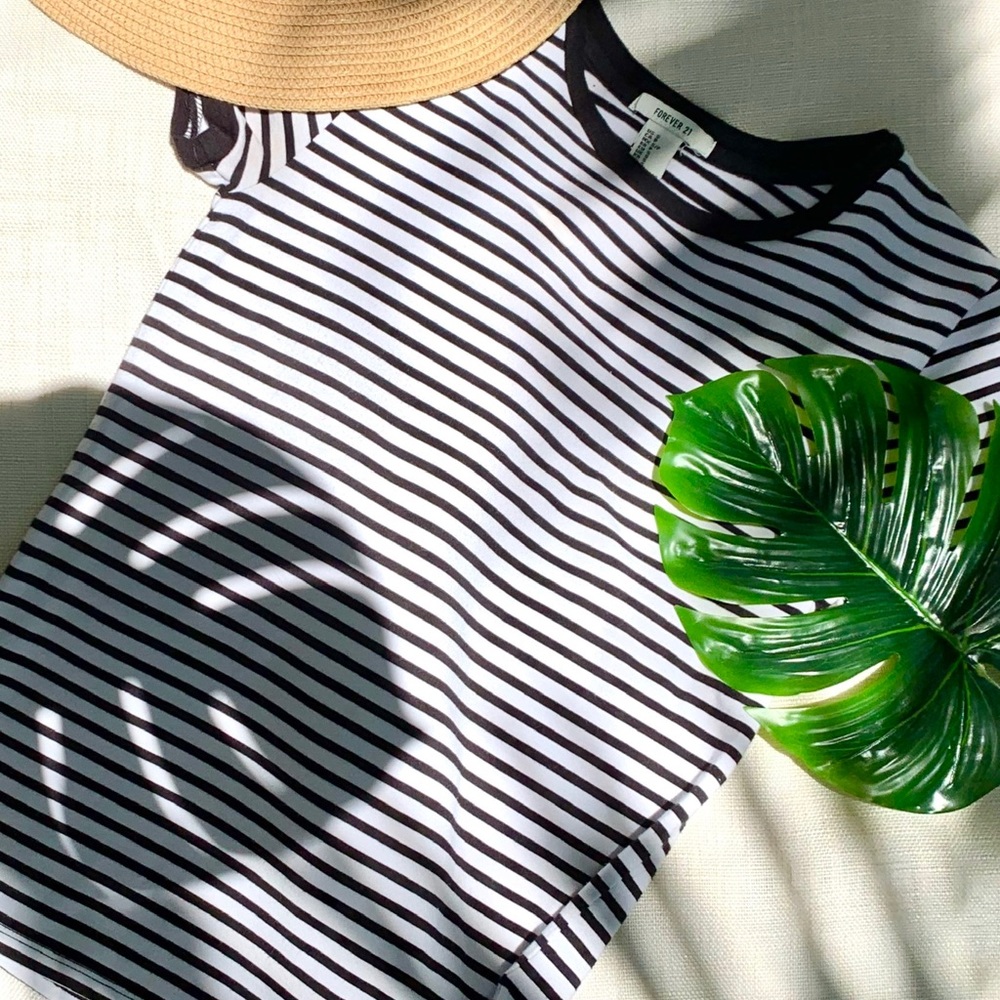FOREVER 21 Black and White stripped t-shirt - Picture 1 of 3